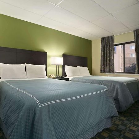 Travelodge By Wyndham Cleveland Lakewood Exterior foto