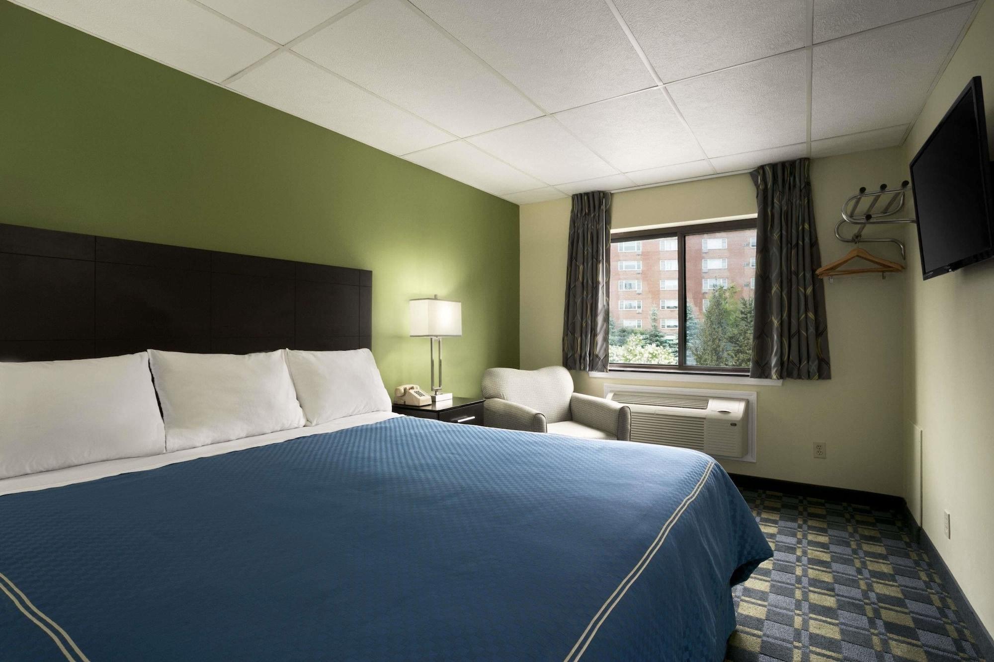 Travelodge By Wyndham Cleveland Lakewood Exterior foto