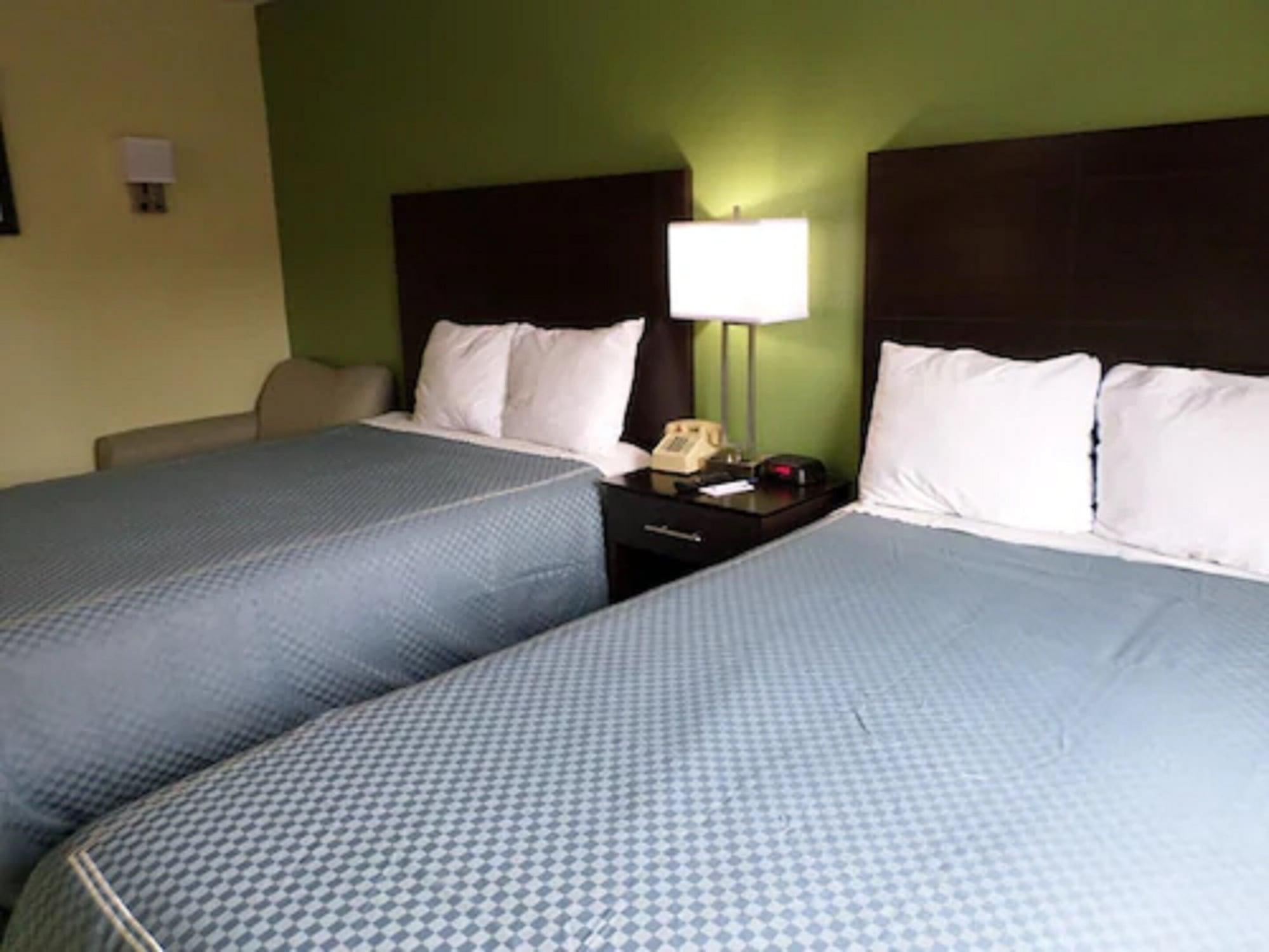 Travelodge By Wyndham Cleveland Lakewood Exterior foto