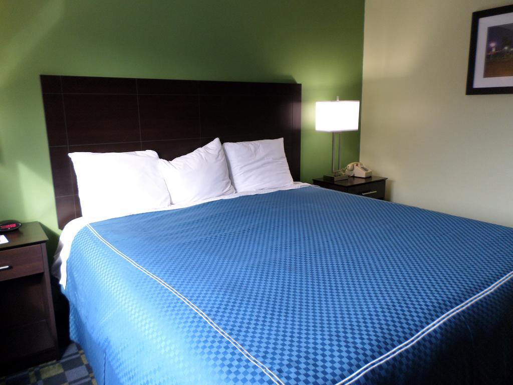 Travelodge By Wyndham Cleveland Lakewood Exterior foto