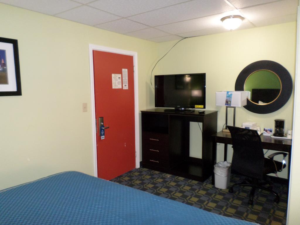 Travelodge By Wyndham Cleveland Lakewood Exterior foto