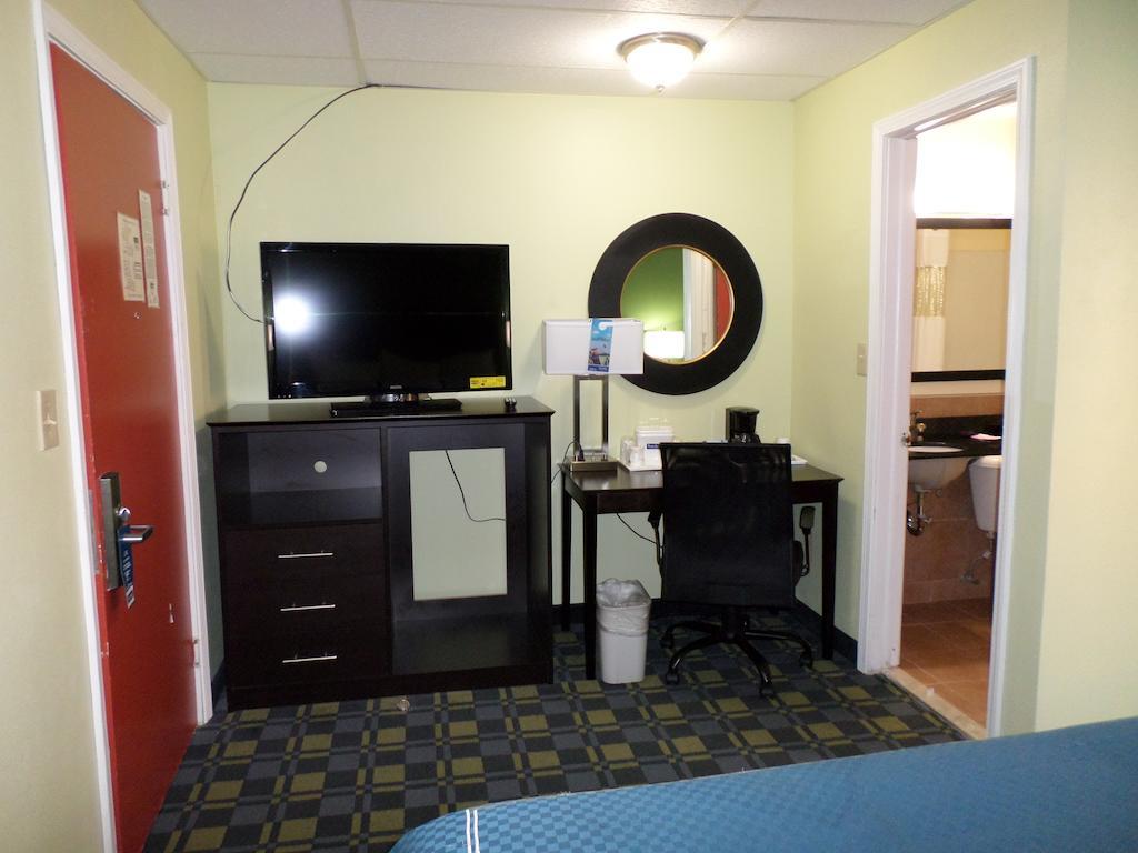Travelodge By Wyndham Cleveland Lakewood Exterior foto