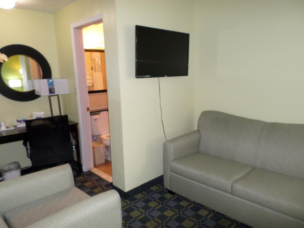 Travelodge By Wyndham Cleveland Lakewood Exterior foto