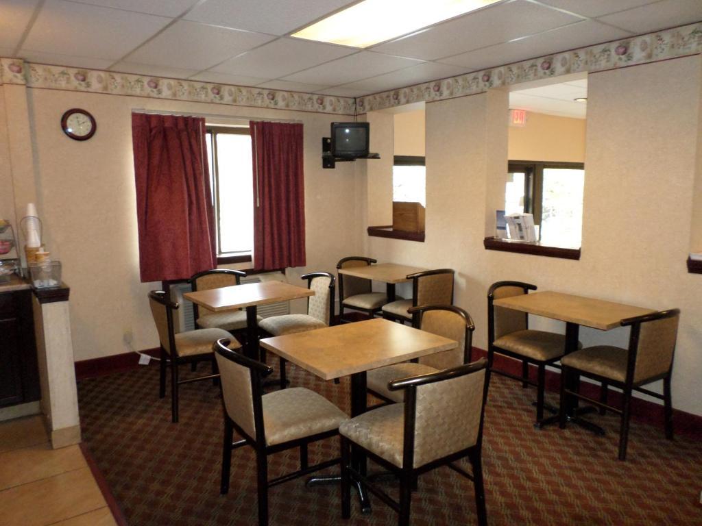 Travelodge By Wyndham Cleveland Lakewood Exterior foto