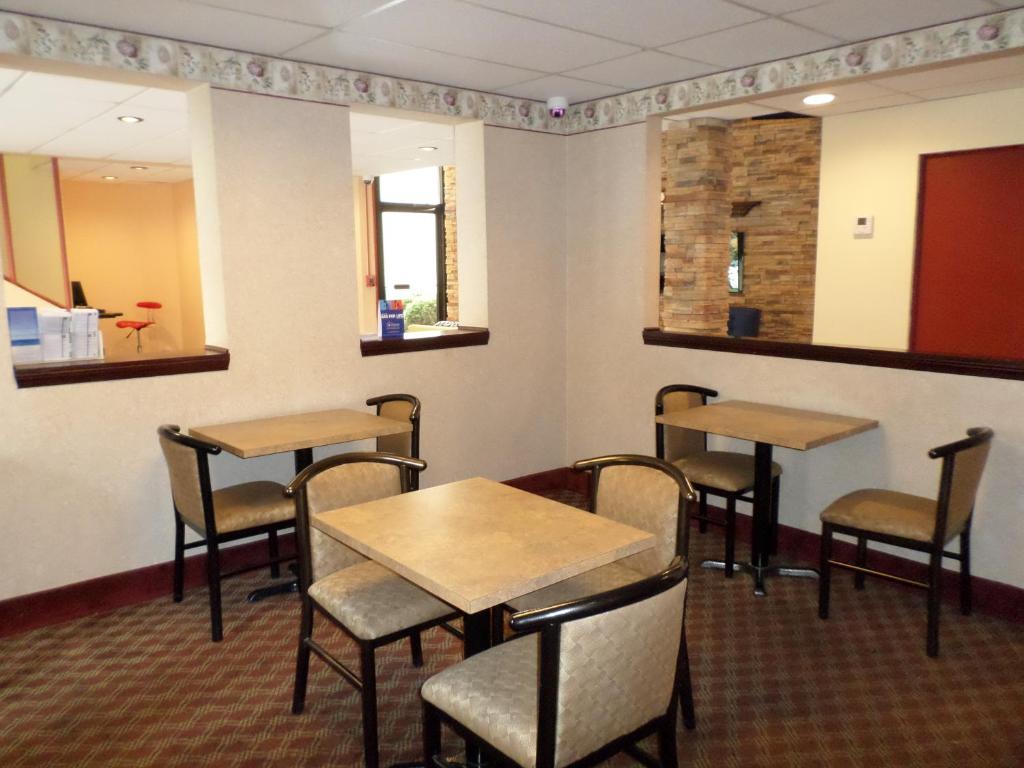 Travelodge By Wyndham Cleveland Lakewood Exterior foto